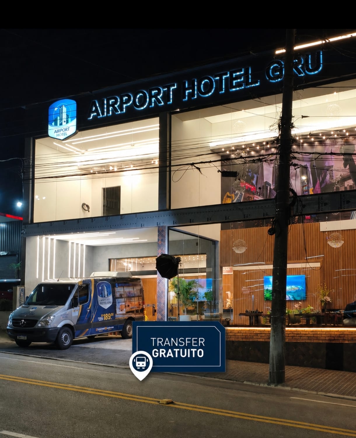 Fachada noturna do Airport Hotel Gru com van de translado cortesia